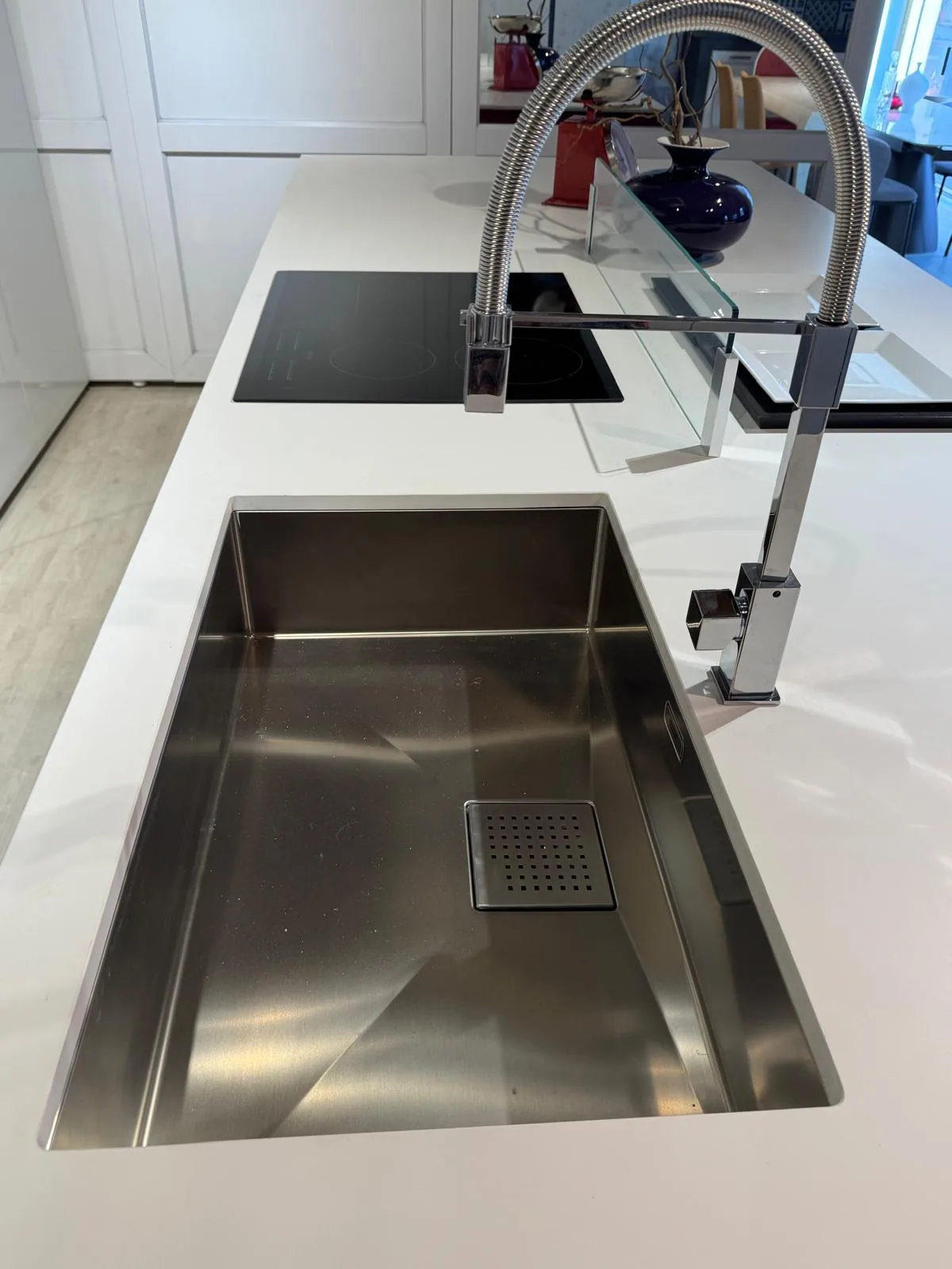 Lavello sottotop in acciaio con miscelatore professionale a molla sul piano in quarzo bianco