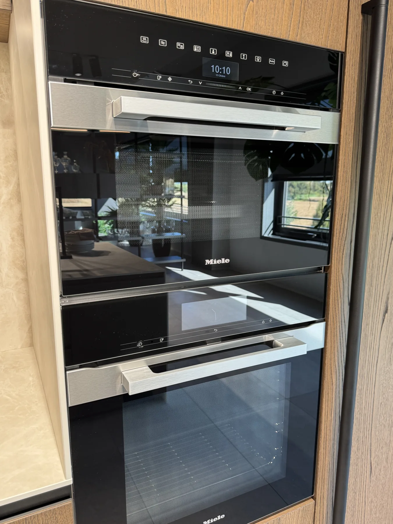 Dettaglio di una composizione in esposizione nello showroom