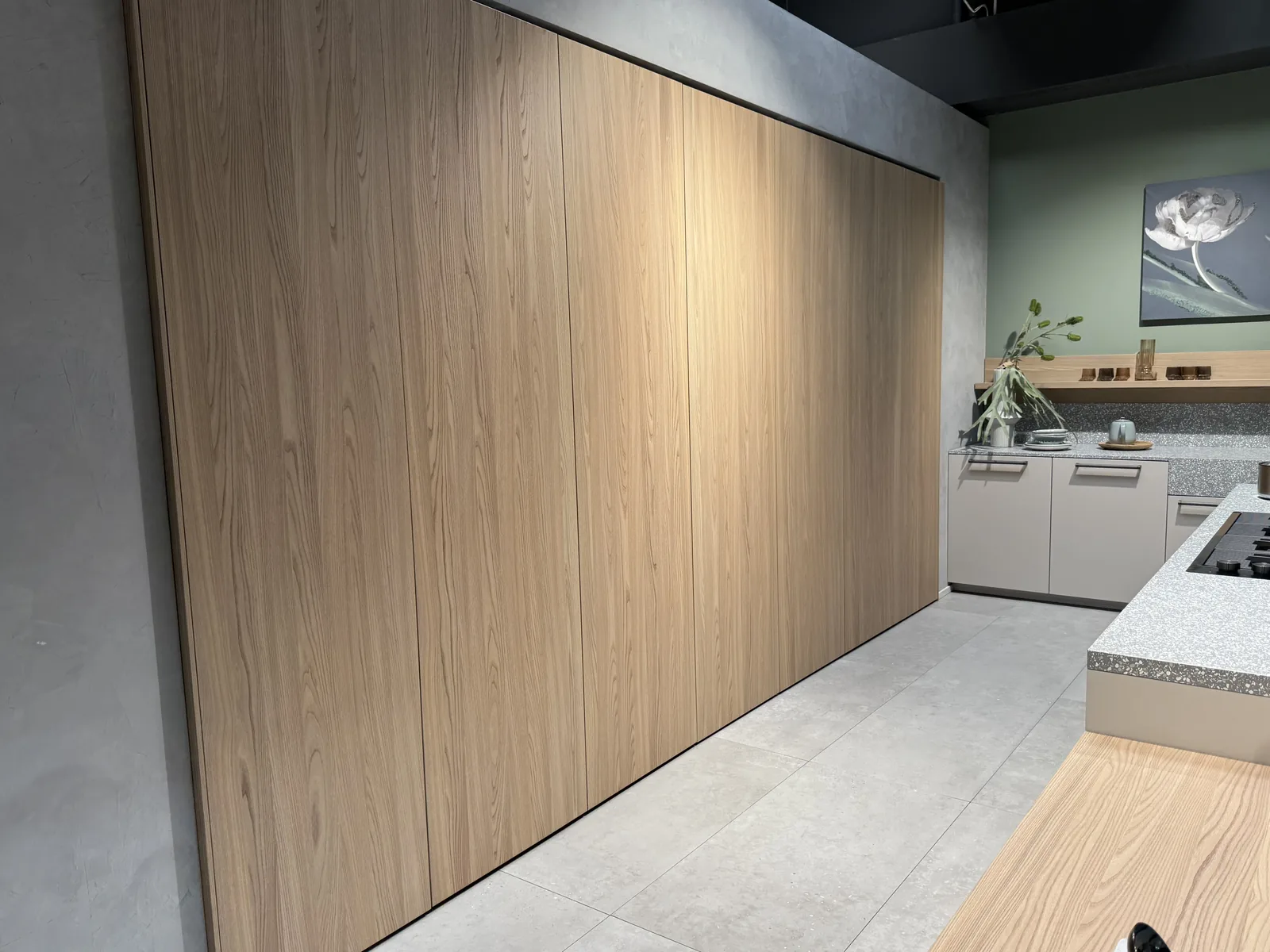Parete di colonne in rovere nello showroom M3 Design